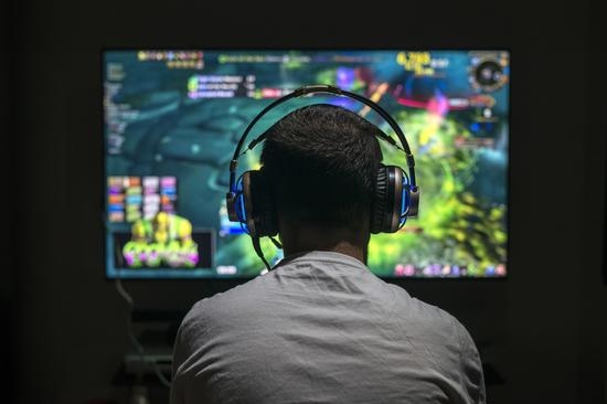 陷在电竞博彩漩涡里的年轻人一天赢50万第二天全部输光